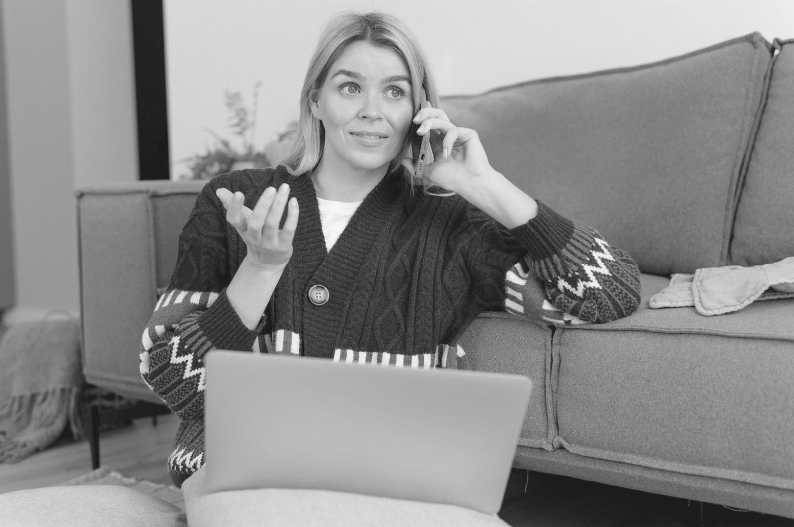 Coppia giovane che discute pianificazione finanziaria guardando documenti insieme