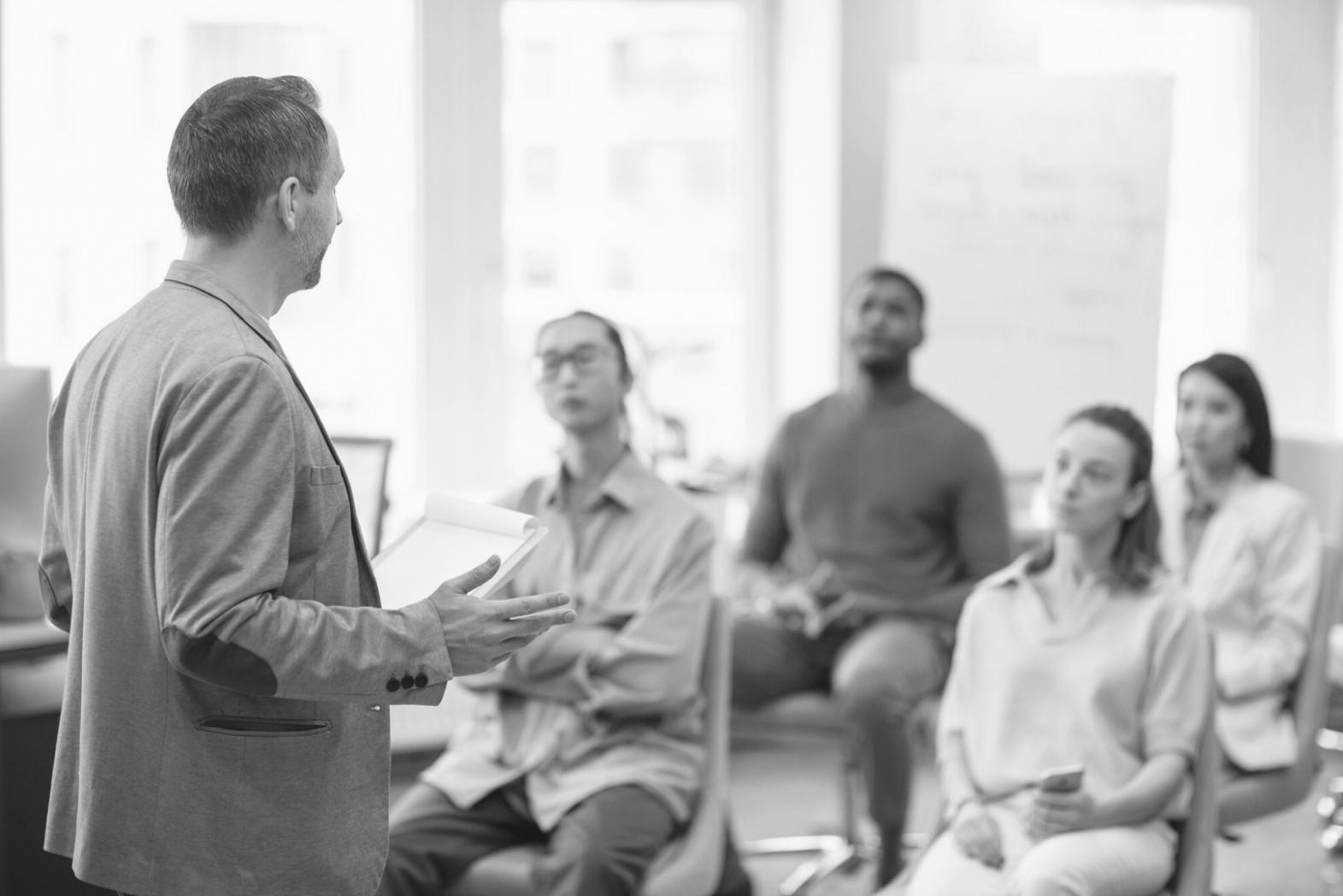 Consulente finanziario che discute strategie di budget a lungo termine con un cliente