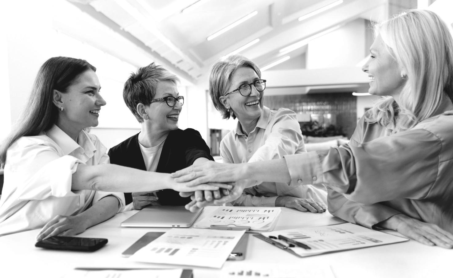 Vista dall'alto di documenti finanziari con calcolatrice e penna durante pianificazione budget