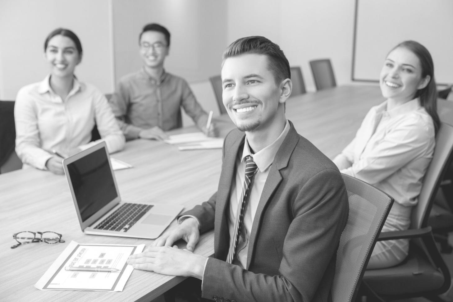 Revisione trimestrale di un piano di risparmio familiare con grafici di allocazione